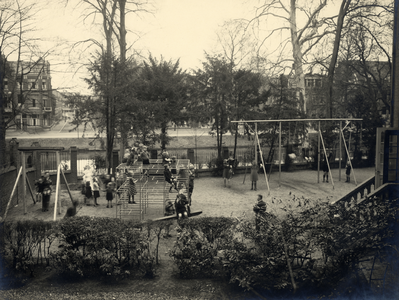 122336 Gezicht in de tuin van het Stads-Ambachtskinderhuis (Agnietenstraat 3) te Utrecht met spelende kinderen; op de ...